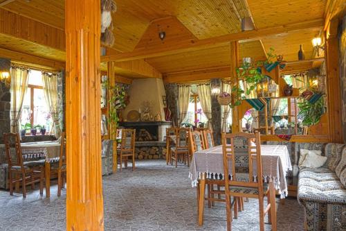 a dining room with a table and chairs at СТАР МЕРАК in Ribarica