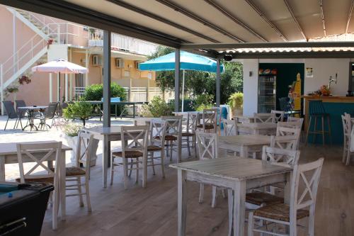 ダシアにあるPrimavera Hotelのテーブル、椅子、パラソルが備わる空きパティオ