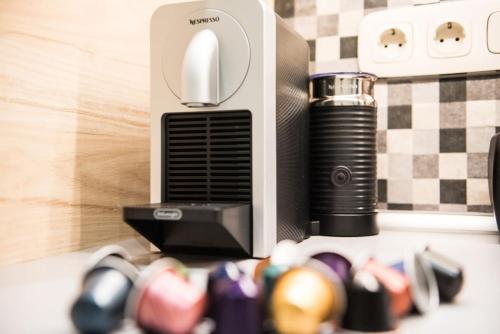 un asciugacapelli seduto sopra un bancone di Ammos Elegant Luxury Apartment a Città di Corfù