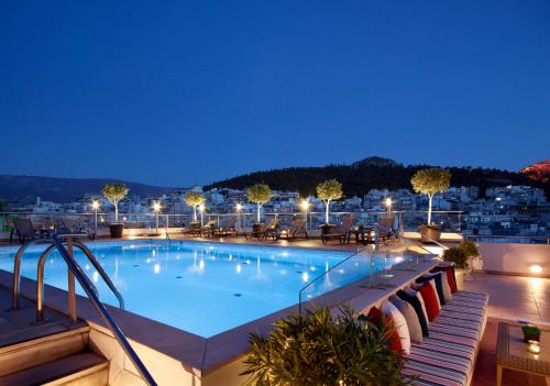ein Pool auf dem Dach eines Hotels in der Nacht in der Unterkunft Athens Zafolia Hotel in Athen
