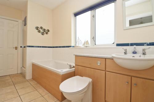 a bathroom with a toilet and a sink and a tub at TOWN CENTRE apartment dogs welcome in Padstow