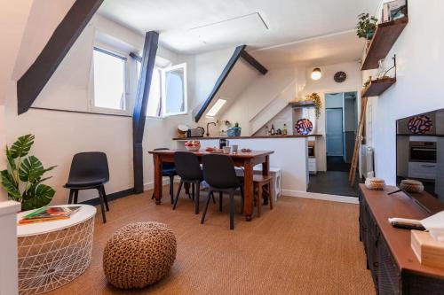 une cuisine et un salon avec une table et des chaises dans l'établissement Greeter-Bel appartement au pied des falaises d'Etretat, à Étretat
