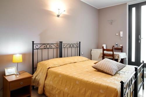 1 dormitorio con 1 cama, 1 mesa y 1 silla en Antico Borgo en Bérgamo