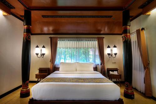 1 dormitorio con 1 cama grande y ventana en Melva Balemong, en Ungaran