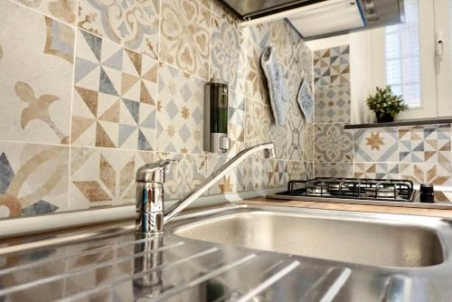 kuchnia ze zlewem i kuchenką w obiekcie Otello Apartment w Genui