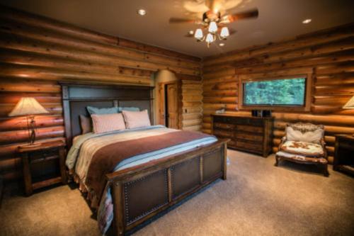 1 dormitorio con 1 cama y TV de pantalla plana en Miracle Lodge, en Leavenworth