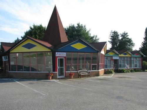 a building with a large building with a lot of windows at Red Top Motor Inn in Iron Bridge