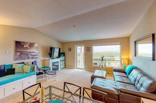 Posezení v ubytování Top Floor - All The Views - 2 Bed 2 Bath Apartment in Westport