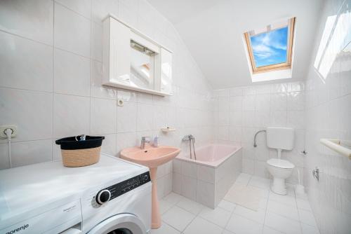 Ванная комната в Apartments Tonći