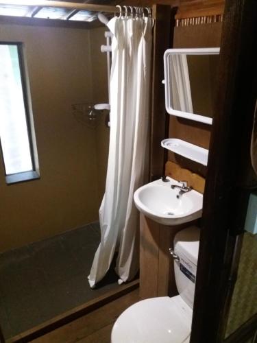 Ванная комната в Seacroft Bamboo Village