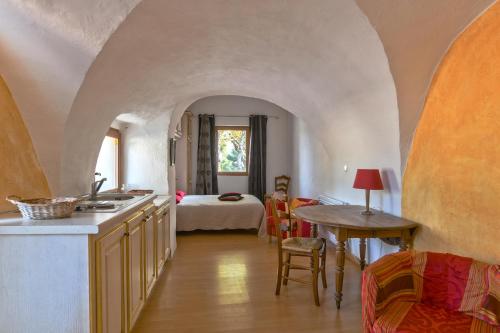une cuisine avec un évier et une chambre avec un lit dans l'établissement Domaine de la Marie dans le Luberon, à Peypin-dʼAigues