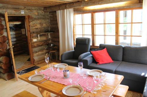 uma sala de estar com uma mesa com copos de vinho em Kero 15 em Syöte