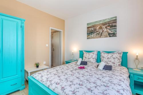 Giường trong phòng chung tại Villa LETA - Luxury villa in a green oasis with heated swimming pool, fitness center and summer kitchen - Kvarner