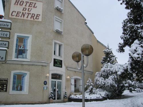 een gebouw met een bord voor een hotel do center bij Hôtel du Centre in Lourdes