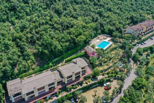 vista aerea di una casa con piscina di Garden Residence Malcesine Lake View a Malcesine
