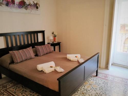 sypialnia z dużym łóżkiem z ręcznikami w obiekcie Casa Elena w mieście Ragusa