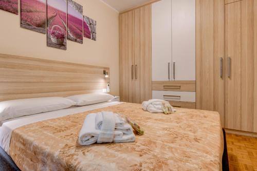 En eller flere senge i et værelse på Garden Residence Malcesine Lake View