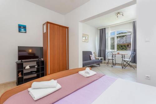 1 dormitorio con 1 cama grande y sala de estar en Apartments Milka, en Hvar