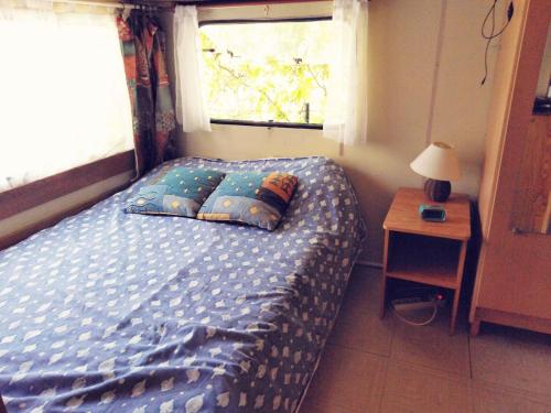 - une chambre avec un lit, une table de chevet et une fenêtre dans l'établissement camping le pavillon, à Sigean