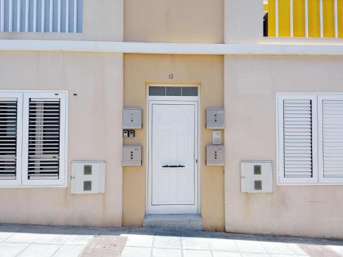 una puerta blanca en el lateral de un edificio en Centric Home - Solarium Terrace - Sea Views, en Arrecife