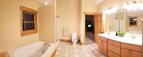 ein Badezimmer mit einer Badewanne, einem WC und einem Waschbecken in der Unterkunft Endless View in Ellijay