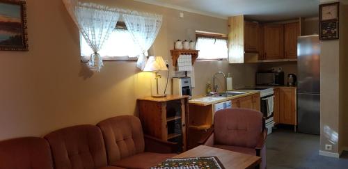 cocina con mesa, 2 sillas y barra en Holiday house in Lofoten, en Kabelvåg