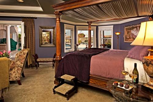 Un pat sau paturi într-o cameră la Cameo Heights Mansion and The Vine Fine Dining Restaurant
