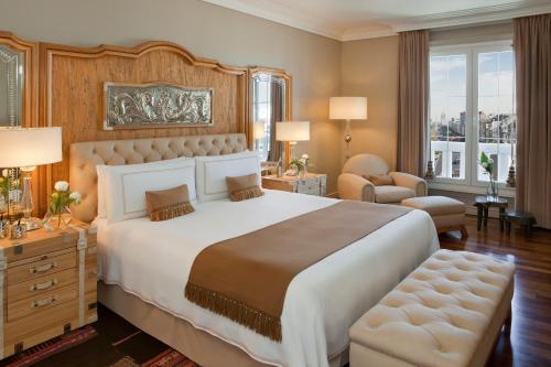 A bed or beds in a room at Four Seasons Hotel Buenos Aires
