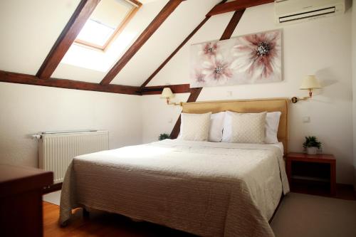 1 dormitorio con 1 cama en una habitación con ventana en Sobe Bimbo, en Zaprešić