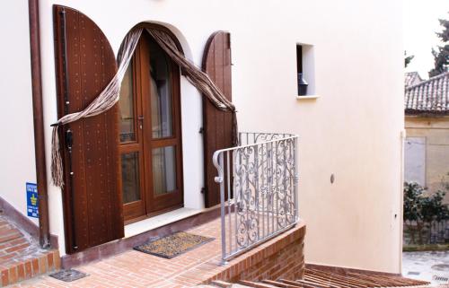 an entrance to a house with a wooden door at Agriturismo Pozzuolo in Serrungarina