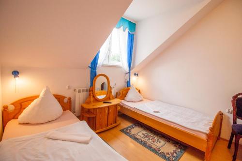 a room with two beds and a window at Pensjonat U Bogusi in Berezka