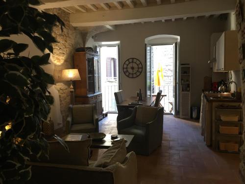 a living room with chairs and a table in a room at Il Rifugio dell' Artista in Todi