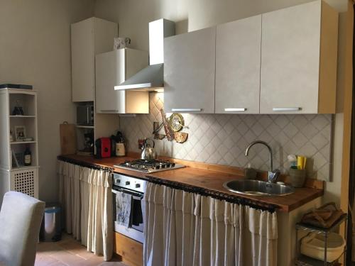 a kitchen with white cabinets and a sink at Il Rifugio dell' Artista in Todi