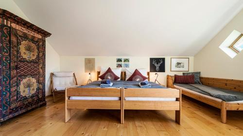 een slaapkamer met een bed en een bank bij Villa Anna Bad Goisern am Hallstättersee in Bad Goisern