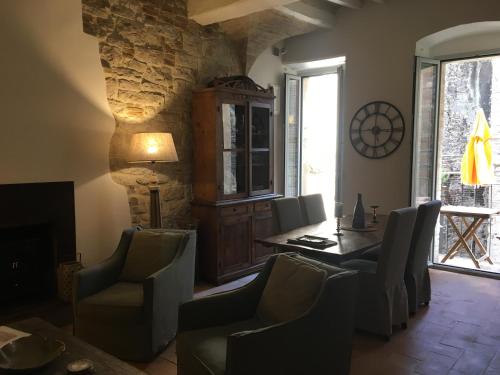 a living room with a table and chairs at Il Rifugio dell' Artista in Todi