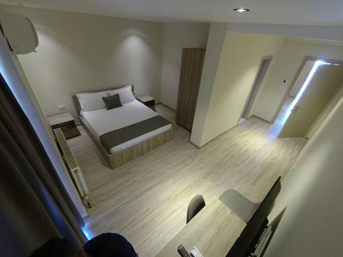 Ένα ή περισσότερα κρεβάτια σε δωμάτιο στο Hotel Vila Nino