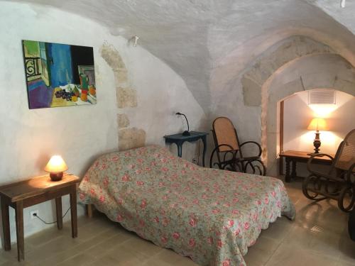 グダルグにあるChateau de la Bastideのベッドルーム1室(ベッド1台、ランプ付きテーブル2台付)