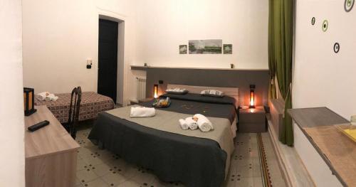 - une chambre avec un lit et des serviettes dans l'établissement BONORUM, à Palerme