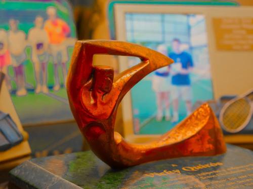 a sculpture of a handle of a tennis racket at Hotel Bamboo Aeropuerto in Alajuela City