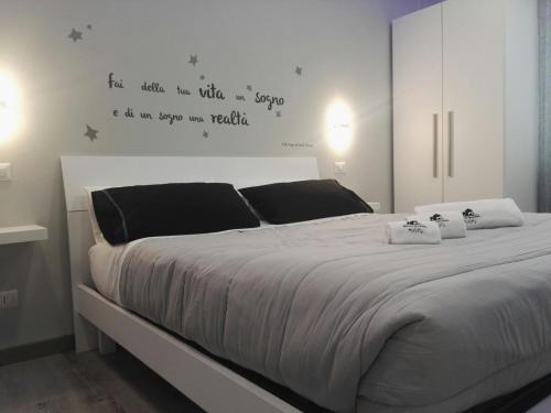 1 dormitorio con 1 cama blanca grande con estrellas en la pared en B&B da Lillo, en Frosinone