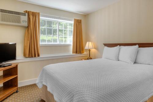 Postel nebo postele na pokoji v ubytování Ogunquit Hotel and Suites