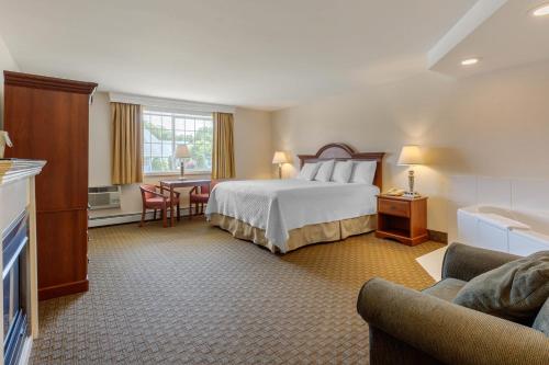 Postel nebo postele na pokoji v ubytování Ogunquit Hotel and Suites
