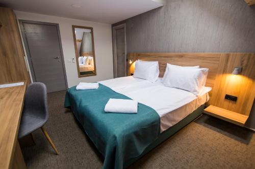 Un pat sau paturi într-o cameră la Hotel Subcarpati