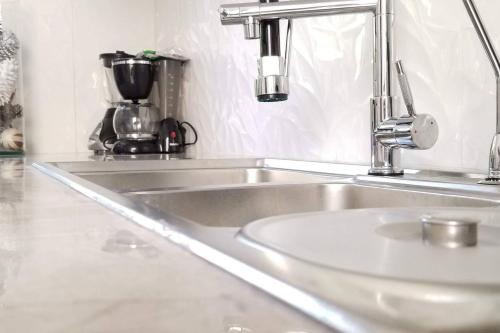 a kitchen counter with a sink and a mixer at FABULOSA CASA Centro Cuernavaca Alberca Privada Climatizada in Cuernavaca