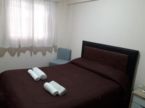 1 dormitorio con 1 cama con 2 toallas en Departamento Céntrico Ciudad de Mendoza en Mendoza