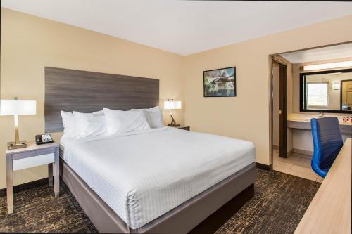 Una cama o camas en una habitación de Days Inn Merced / Yosemite Area
