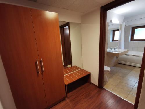 ein Bad mit einem WC und einem Waschbecken in der Unterkunft Hotel Timisoara Sannicolau Mare in Sînnicolau Mare