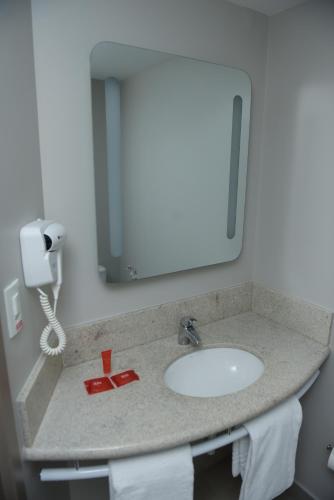 Un baño de Hotel Ibis Tatui