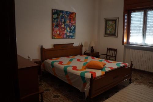 een slaapkamer met een bed met een oranje kussen erop bij CASA DONNA GILDA in Lecce