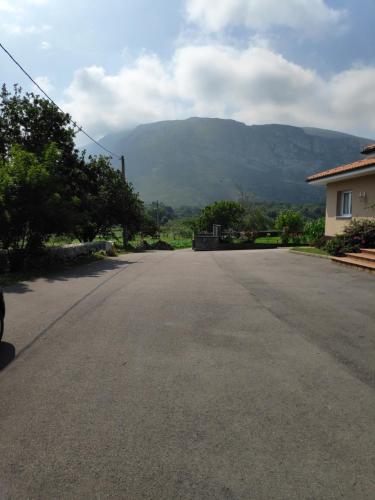 Pemandangan gunung umum atau pemandangan gunung yang diambil dari rumah percutian